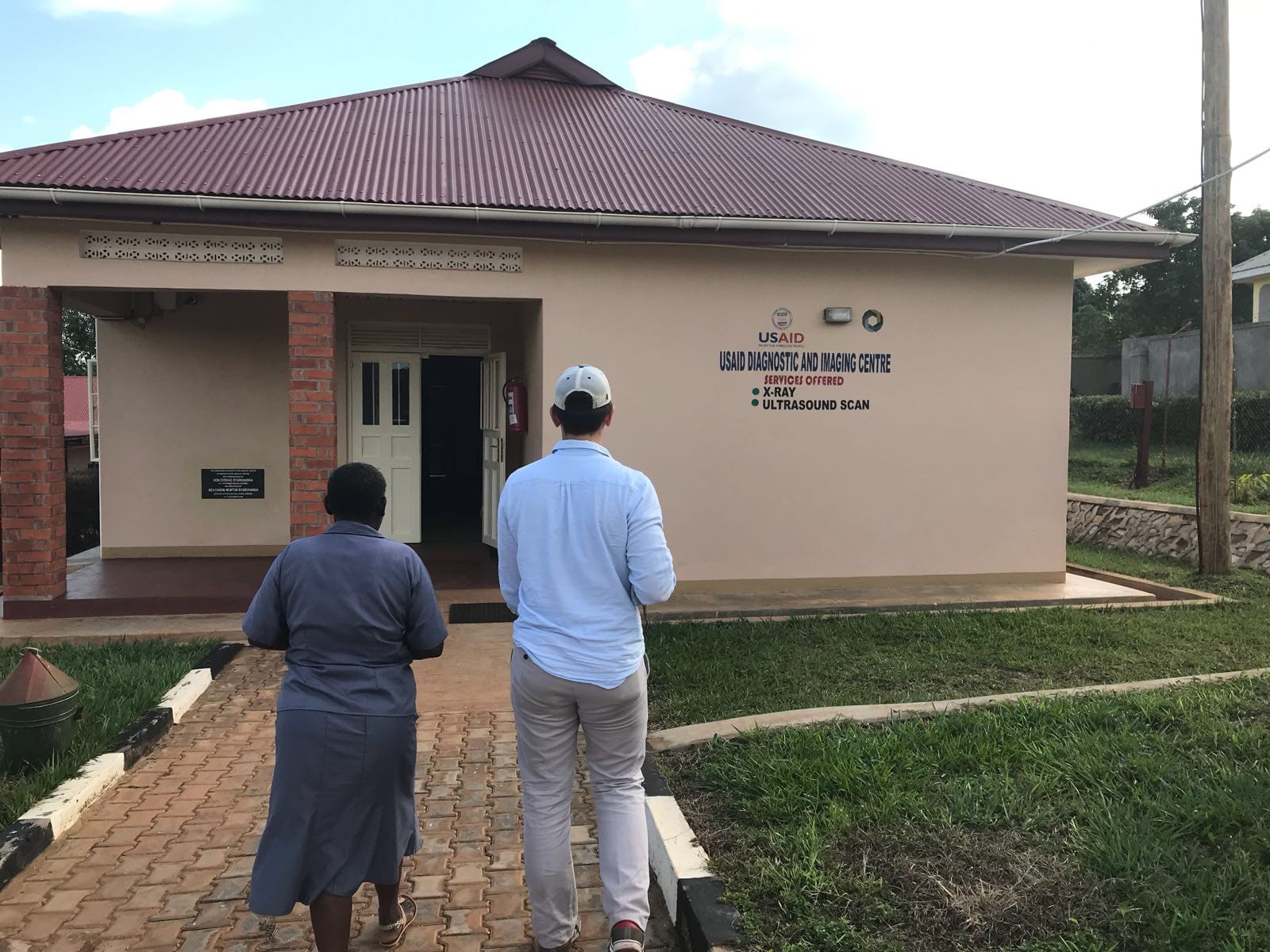 GH 2018 Uganda  Walking to Building