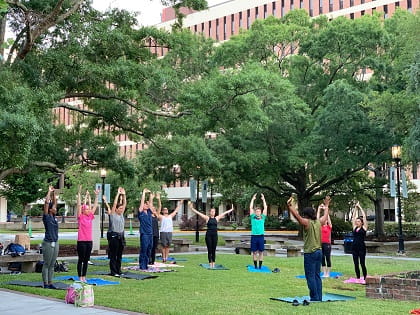 2019 Wellness Day Yoga in the Park Group Shot