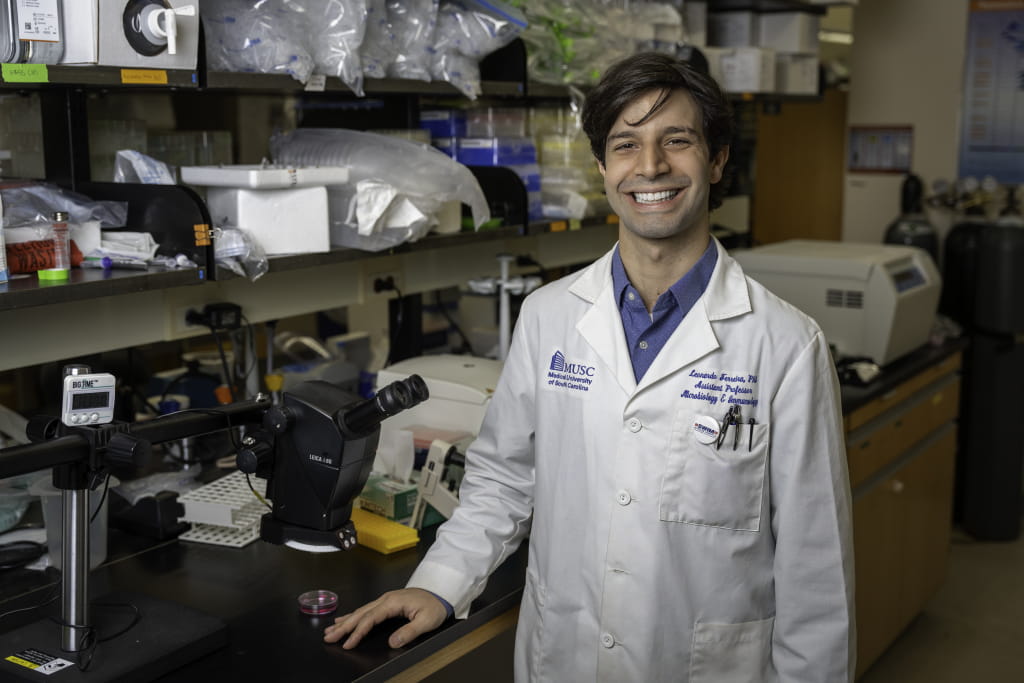 photo of Leo Ferreira in lab