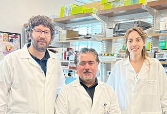 photo of Ozgur Sahin, center, with two team members in lab